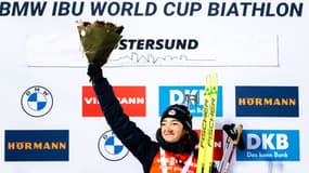 Lou Jeanmonnot sur le podium de la poursuite d'Östersund, le 3 décembre 2023.