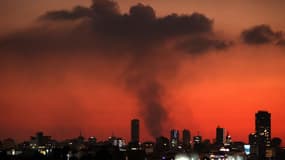 De la fumée s'échappe de la banlieue sud de Beyrouth à la suite d'un bombardement israélien, le 12 novembre 2024.