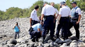 Des gendarmes à pied d'oeuvre, sur la littoral de La Réunion, pour retrouver des débris.