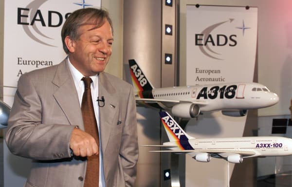 Le co-président de l'exécutif du groupe européen aéronautique EADS, Philippe Camus, annonce, le 10 juillet 2000 à Paris, l'introduction à la Bourse des titres EADS
