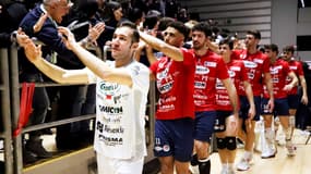 Le Français Ibrahim Lawani (n°11, en deuxième position sur la photo) fête le maintien de Taranto