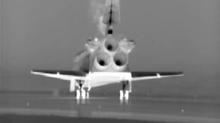 La navette Atlantis a atterri jeudi midi en Floride sur la piste du Centre spatial Kennedy, achevant l'ultime mission d'une navette spatiale américaine. /Image diffusée le 21 juillet 2011/REUTERS/NASA TV