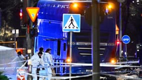 Des agents de police scientifique travaillant sur les lieux où un bus a percuté des personnes dans le quartier d'Ostermalm à Stockholm, en Suède, le 14 novembre 2025. 