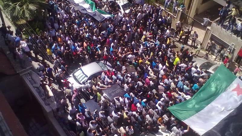 Manifestation à Homs contre Bachar al Assad après la grande prière hebdomadaire. Le cessez-le-feu négocié par Kofi Annan et globalement respecté en Syrie semblait menacé vendredi à la frontière turque par des affrontements entre l'armée et des insurgés. D