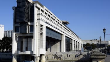 La Cour des comptes constate que le service de télédéclaration de l'impôt sur le revenu est ouvert depuis 2003 mais que la stagnation du taux de télé-déclaration entraîne encore le traitement de 22,5 millions de déclarations et d’avis papier tous les ans.