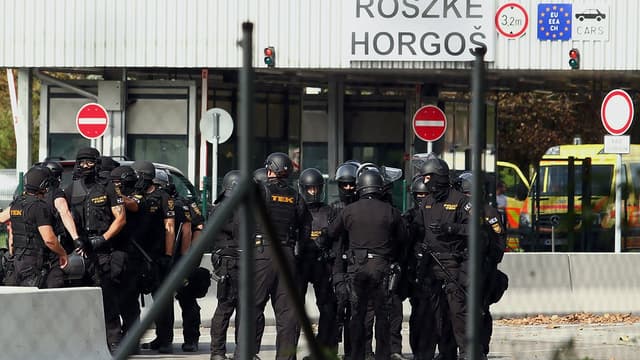 Des policiers hongrois postés à la frontière avec la Serbie