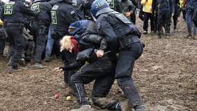 La police fédérale allemande en train de traîner un manifestant contre l'extension de la mine de charbon à Lützerath, ce samedi.