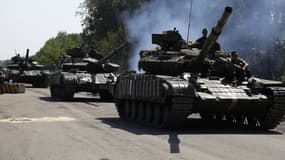 Les militaires ukrainiens se rapprochent de Donetsk, dans l'est du pays, où ils veulent isoler les insurgés