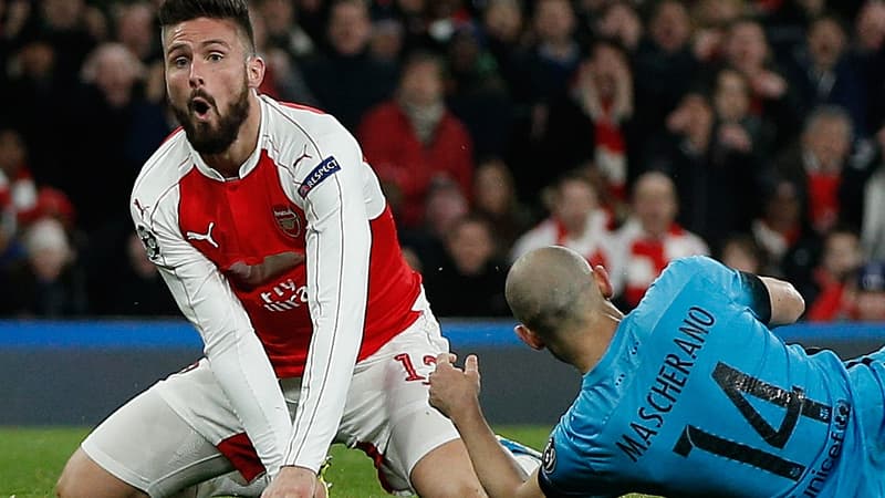 Olivier Giroud dépassé face au FC Barcelone