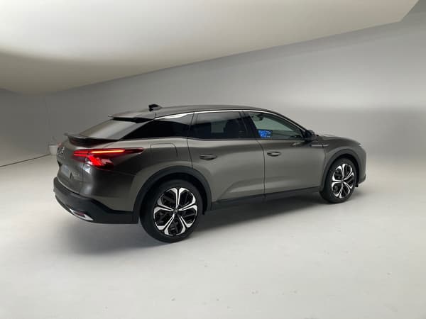 La Citroën C5X mesure 4,80 mètres de long. Le constructeur a travaillé l’espace à l’arrière pour les passagers avec un empattement de 2,785 mètres. La Citroën C5X mesure 4,80 mètres de long. Le constructeur a travaillé l’espace à l’arrière pour les passagers avec un empattement de 2,785 mètres.