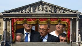 Le député UMP Claude de Ganay a imité Julien Lepers en pleine séance.