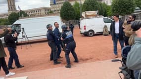 À Lyon, le candidat aux municipales Edouard Hoffman évacué par la police après avoir interpellé la première adjointe violemment le 24 avril 2025.