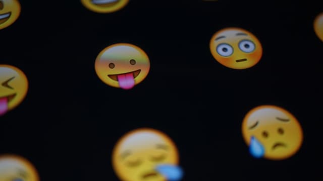 Avec l'émoji aux yeux ronds, voyez-vous un personnage étonné, gêné, choqué? L'interprétation pourrait tout changer dans un tribunal