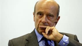 La France n'échappera pas à une politique de rigueur, estime Alain Juppé, qui juge par ailleurs inéluctable une hausse de la TVA pour favoriser la réduction des déficits publics. /Phoot prise le 2 septembre 2009/REUTERS/Benoît Tessier