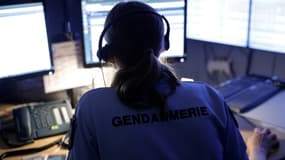 Une gendarme d'un Centre d'opérations et de renseignements (Corg), service chargé de répondre aux appels du public, en 2020