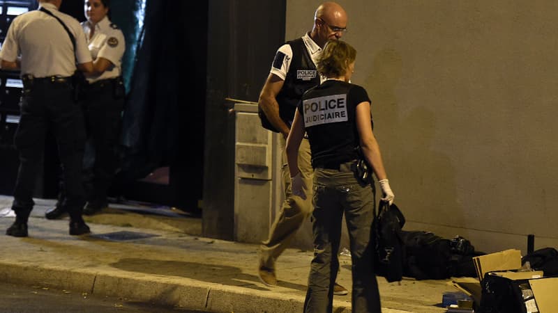 L'une des deux victimes a été retrouvée morte sur le trottoir, devant son immeuble. (photo d'illustration)