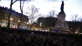 Des centaines de personnes sur la place de la République, le 17 avril 2016