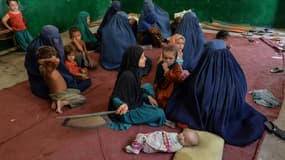 Des familles déplacées par les combats entre armée et talibans sont hébergées dans une école, dans le district de Ghaziabad, dans la province de Kunar (nord), le 7 août 2021 en Afghanistan (Photo d'illustration).