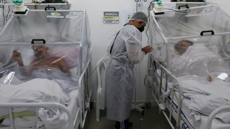 Dans une unité de soins intensifs pour malades du Covid-19 à Manaus, au Brésil, le 20 mai 2020