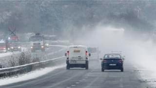 Intempéries sur la nationale 12 à hauteur de Bédée, en Ille-et-Vilaine. Le temps hivernal avec son lot de neige, de froid et de verglas a continué de perturber la vie quotidienne d'une partie de la France jeudi, notamment en Bretagne et en région parisien