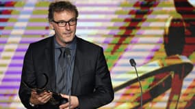 Laurent Blanc avec son trophée de meilleur entraîneur de L1