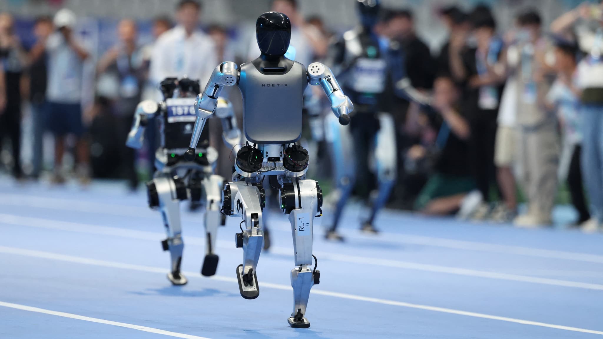 Des robots s'affrontent lors d'un 100 mètres pendant la cérémonie d'ouverture des WHRG