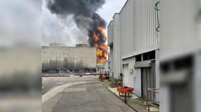 Un incendie s'est déclaré ce lundi 11 mars à la raffinerie Esso du site ExxonMobil de Gravenchon, en Seine-Maritime.