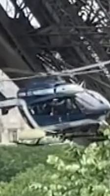  Paris: un hélicoptère passe sous les pieds de la Tour Eiffel 