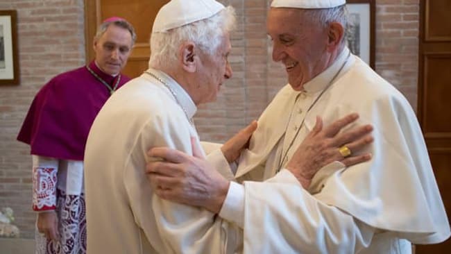 Benoit XVI et le pape François