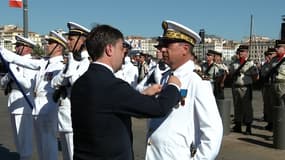 Le maire de Marseille a décoré le marin-pompier afin d'honorer tout le bataillon pour leur intervention sur les effondrements rue de Tivoli.