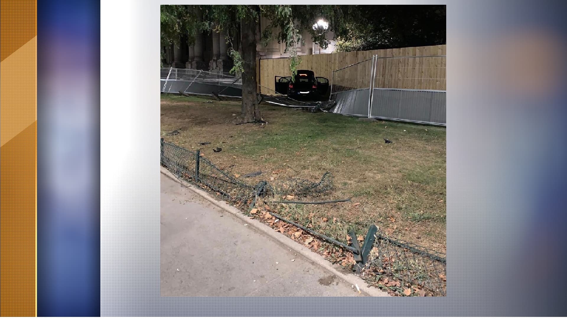 La voiture a fini sa course en se télescopant dans une palissade. 