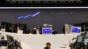 Salle des marchés de Francfort, vendredi matin. Les Bourses européennes continuaient de baisser vendredi dans les premiers échanges au lendemain d'un plongeon généralisé des marchés d'actions provoqué par une montée des inquiétudes d'un retour en récessio