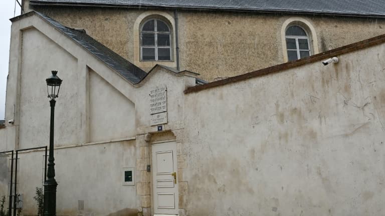 l'entrée de la synagogue d'Orléans, dans le Loiret, le 23 mars 2025