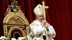 Dans son message pascal adressé à la ville de Rome et au monde, le pape Benoît XVI a exprimé le regret que la joie liée à la résurrection du Christ soit ternie par la guerre en Libye et a appelé les pays européens à accueillir les migrants fuyant l'Afriqu