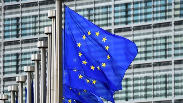 Drapeau européen devant le Parlement Européen (photo d'illustration)