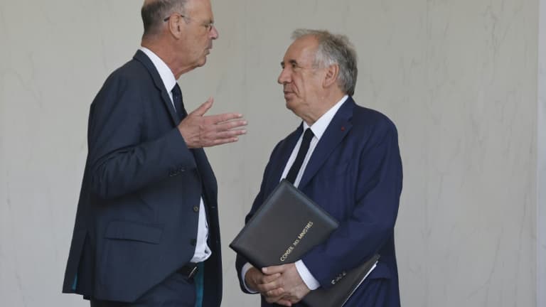 Le ministre français de l'Economie Eric Lombard (g) s'entretient avec le Premier ministre français François Bayrou après le conseil des ministres hebdomadaire au palais de l'Elysée à Paris, le 2 juillet 2025