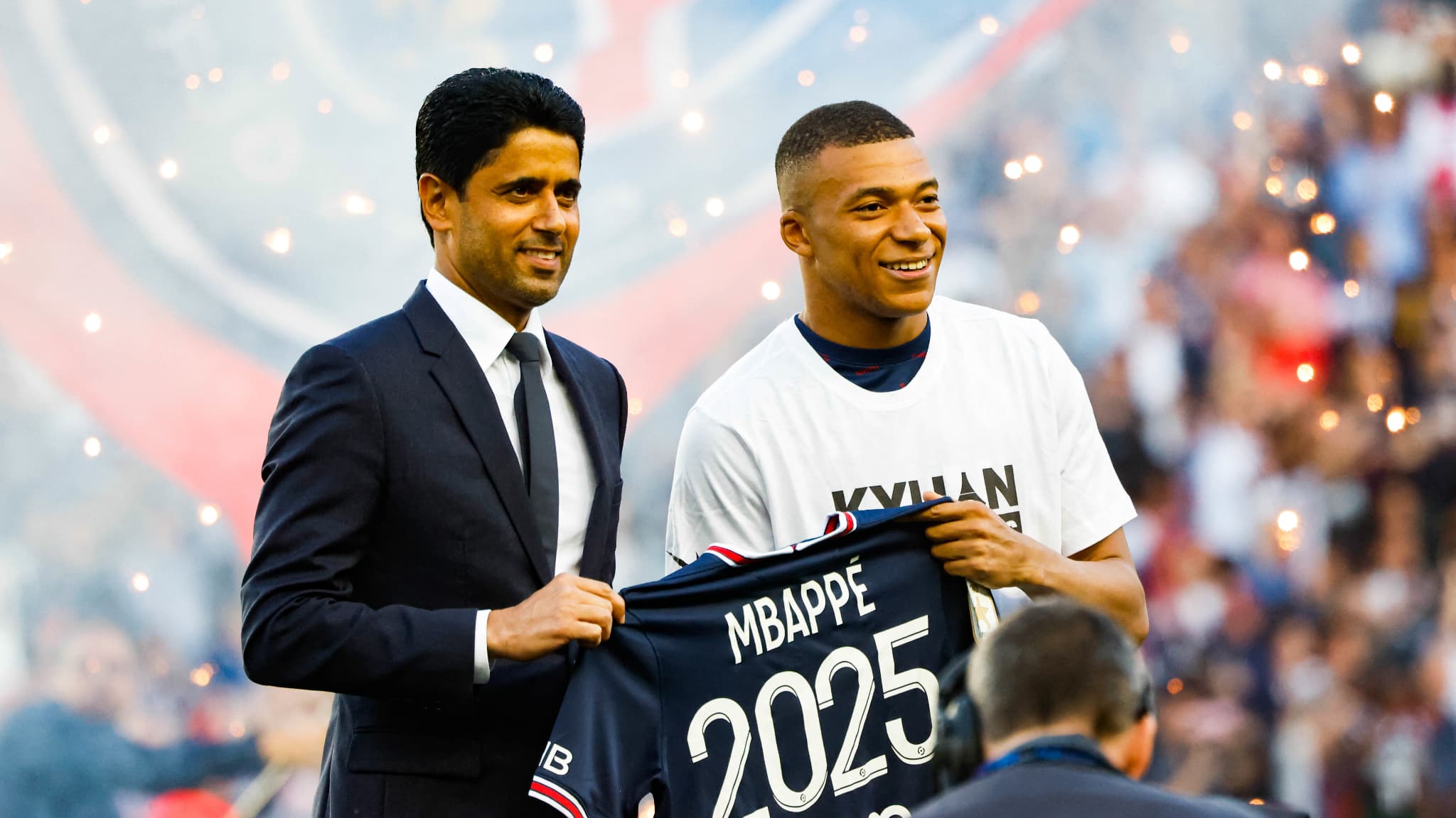 Kylian Mbappé lors de sa prolongation jusqu'en 2025. Kylian Mbappé lors de sa prolongation jusqu'en 2025.