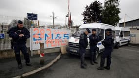 Les forces de l'ordre déployées autour de l'usine de GM&S à La Souterraine (Creuse).