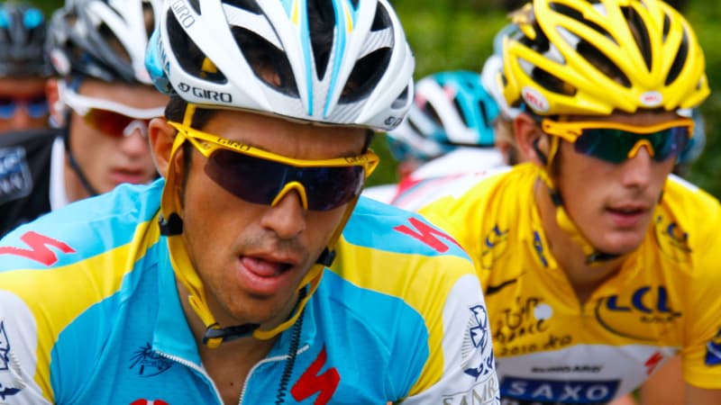 Alberto Contador (g) et Andy Schleck (d) vont expliquer au Tourmalet