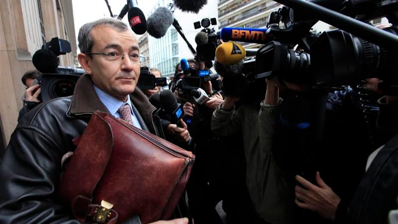 Un huissier mandaté par François Fillon s'est présenté lundi matin au siège de l'UMP à Paris dans le cadre d'une saisie conservatoire des documents électoraux du scrutin controversé pour la présidence de l'UMP. /Photo prise le 26 novembre 2012/REUTERS/Pas