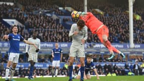 Pickford intervient devant Alonso