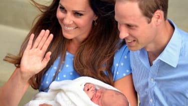 La robe bleue à pois blanc de Kate vient également de chez Séraphine.