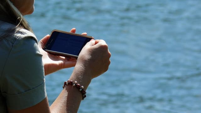 Même si leur employeur n'exerce aucune pression, c'est le salarié lui-même qui a du mal à faire la distinction et qui a des scrupules à appuyer sur le bouton" off" de son smartphone.