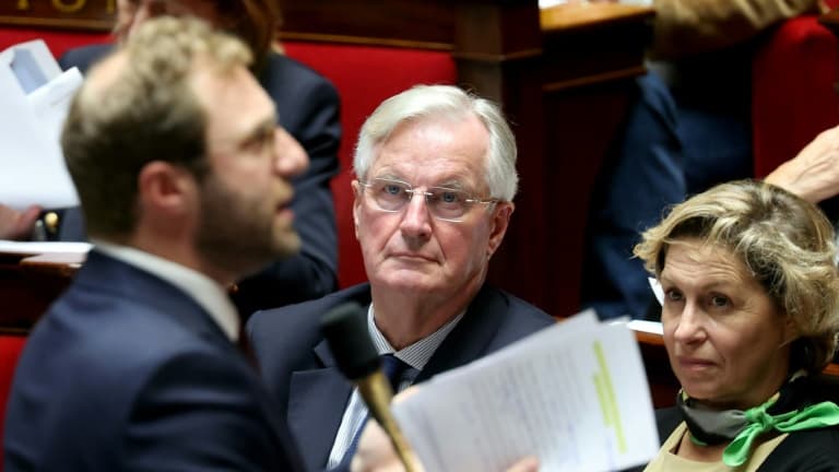 Le Premier ministre français Michel Barnier (c), entouré de la ministre des Relations avec le Parlement Nathalie Delattre (d), écoute le ministre de l'Economie Antoine Armand (g) à l'Assemblée nationale, à Paris, le 15 octobre 2024