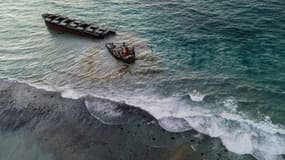 Vue aérienne du vraquier MV Wakashio qui s'est brisé en deux près des côtes de l'Ile Maurice, le 16 août 2020