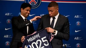 Le président du PSG Nasser Al-Khelaïfi et Kylian Mbappé, le 23 mai 2022 au Parc des Princes