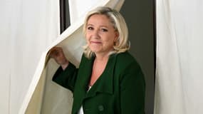 Marine Le Pen dans un bureau de vote de Henin-Beaumont, dans le Pas-de-Calais, le 12 juin 2022