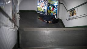 Un sans-abri dans le métro (photo d'illustration)
