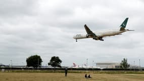 Un avion de la compagnie Pakistan International Airlines en phase d'atterrissage à l'aéroport de Heathrow, le 8 juin 2020 à Londres