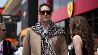 John Elkann, président-directeur général de Ferrari, se promène dans le paddock lors du Grand Prix de Formule 1 de l'Emilie-Romagne, qui se déroule sur le circuit Enzo et Dino Ferrari d'Imola, en Italie, le 19 mai 2024.